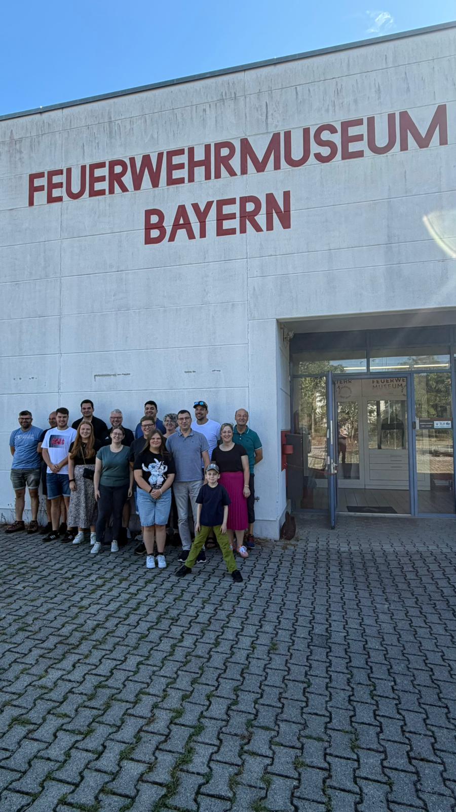 Mitglieder und Freunde der Feuerwehr Triefenried vor dem Eingang des Feuerwehrmuseums Bayern