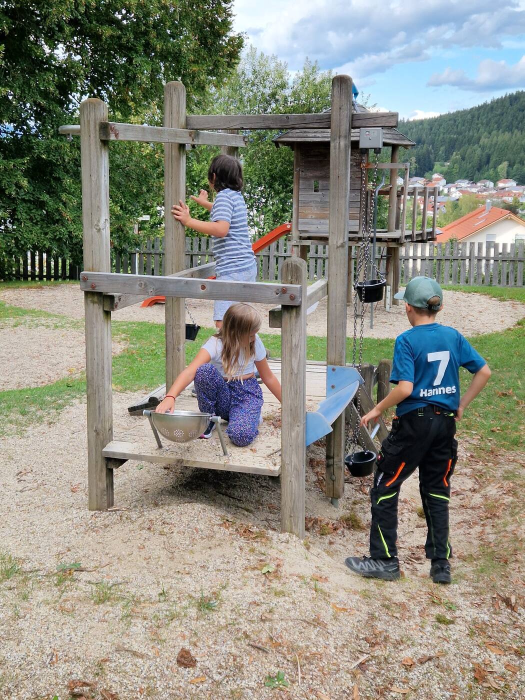 Kinder der Kinderfeuerwehr Triefenried klettern auf dem Klettergerüst des Spielplatzes in Ruhmannsfelden