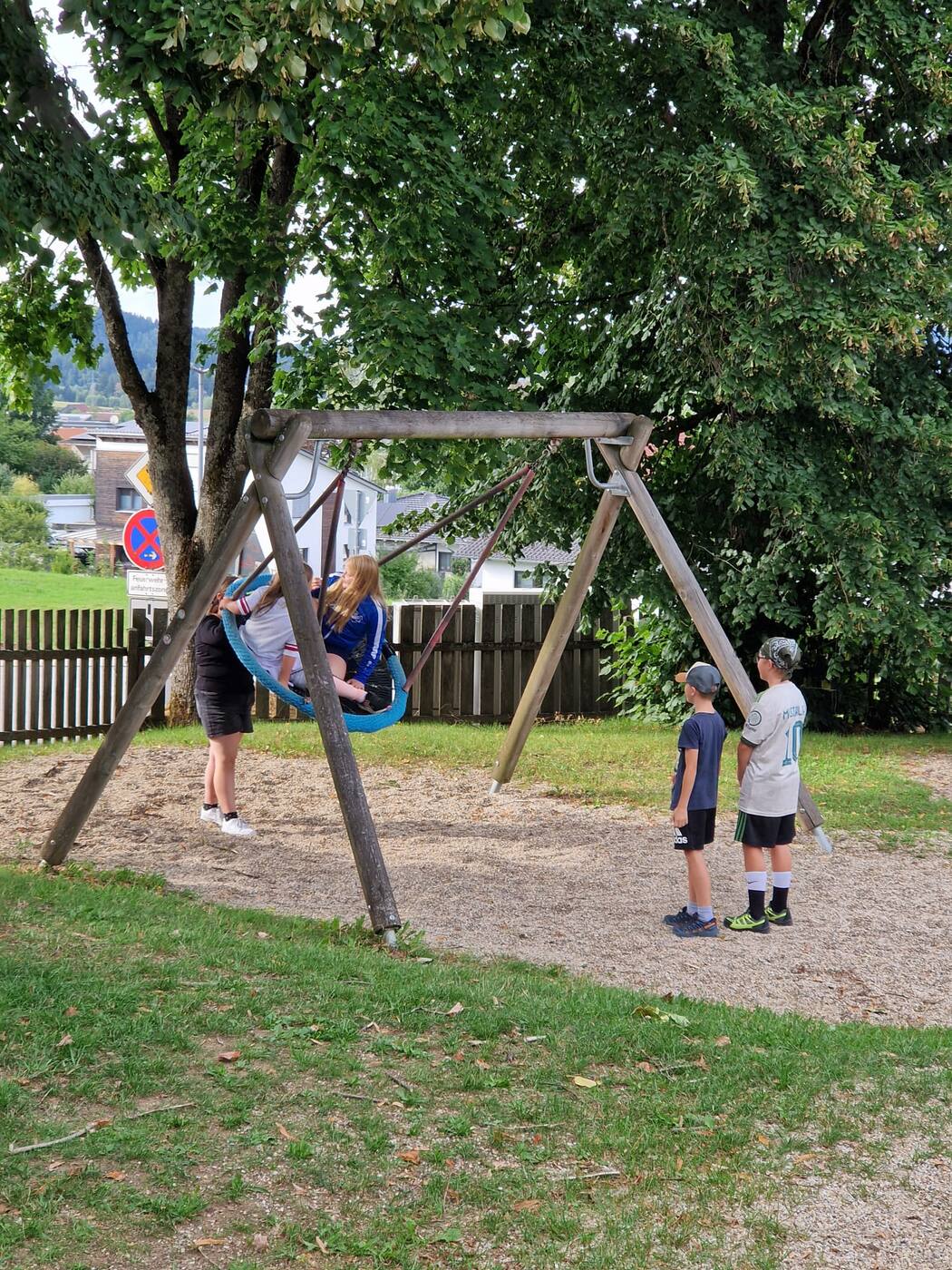 Kinder der Kinderfeuerwehr Triefenried auf der Nestschaukel des Spielplatzes in Ruhmannsfelden