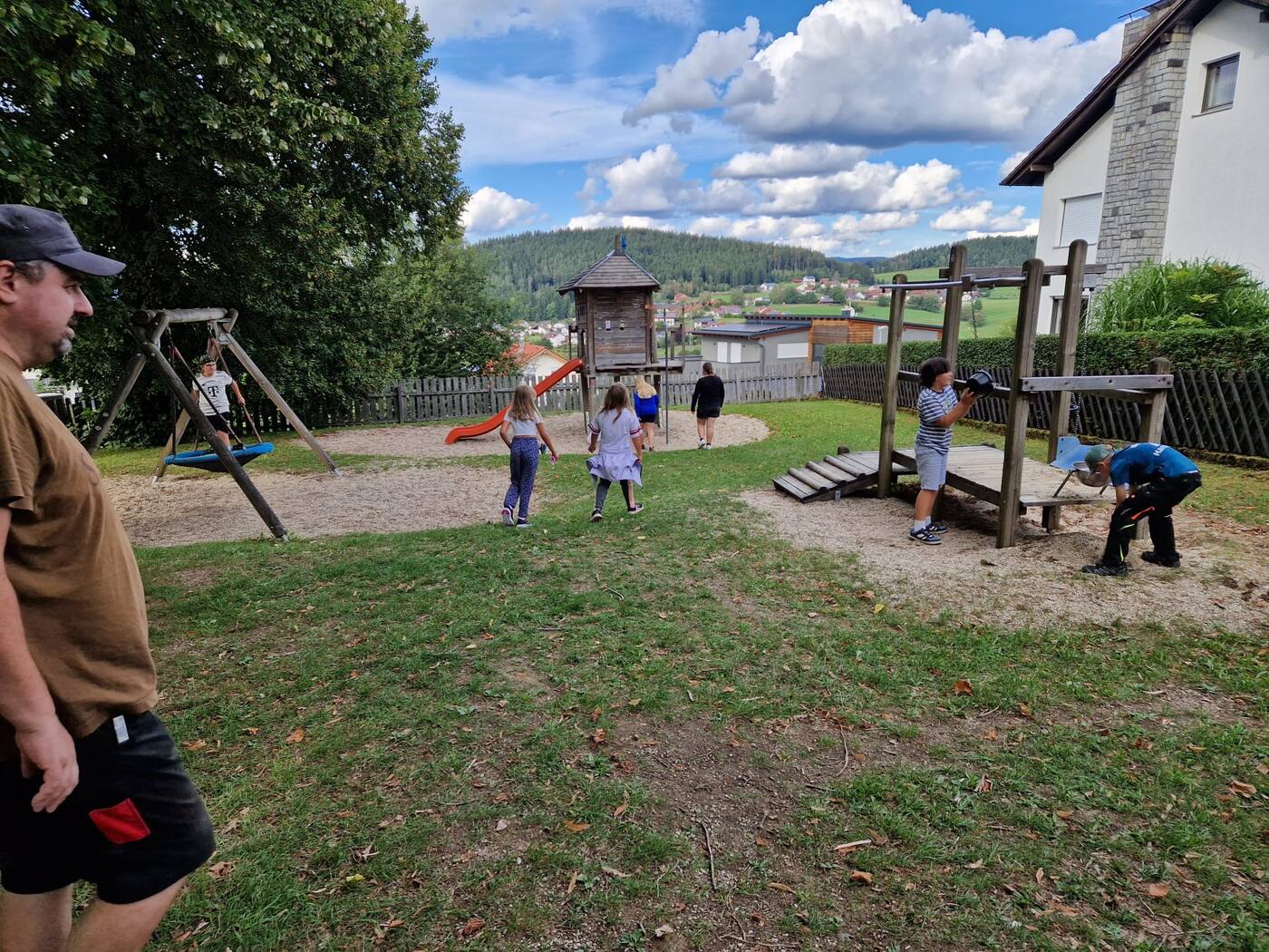 Überblick über die Kindergruppe beim Spielen auf dem Spielplatz in Ruhmannsfelden