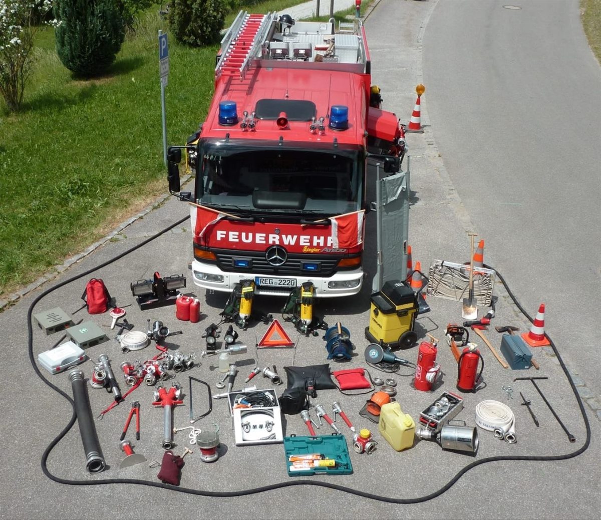 Das Löschgruppenfahrzeug mit der vollständig davor ausgelegten Beladung