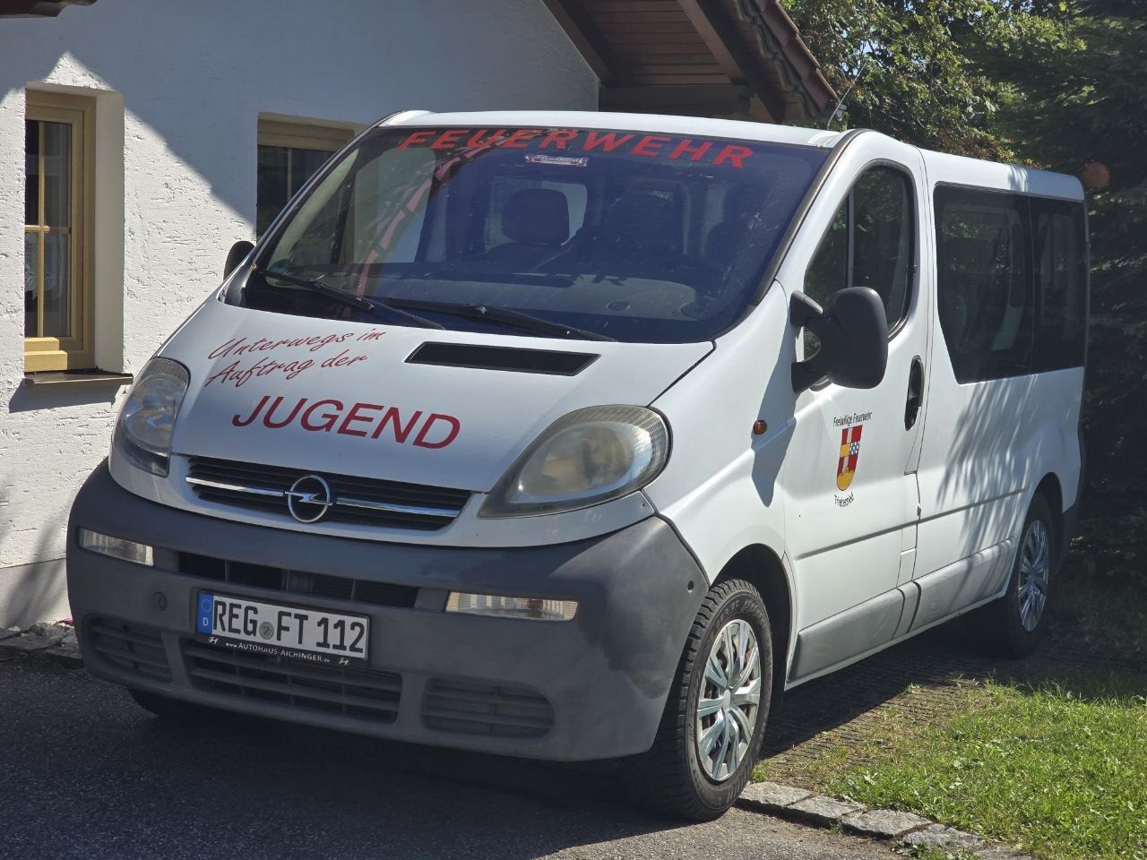 Mehrzweckfahrzeug der Freiwilligen Feuerwehr Triefenried vor dem Feuerwehrhaus
